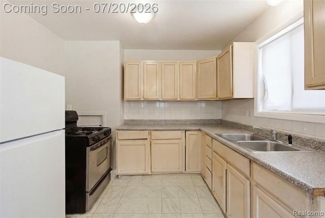 6579 N Highland Street, Dearborn Heights, MI 48127