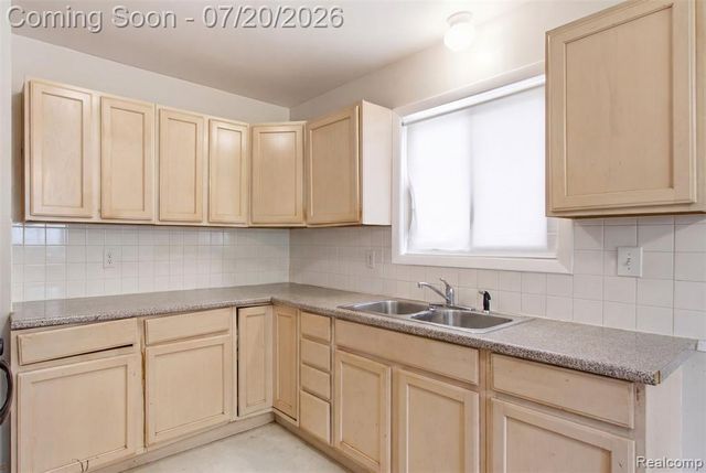 6579 N Highland Street, Dearborn Heights, MI 48127