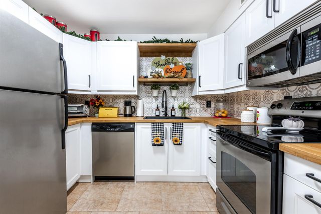 9930 Pineapple Tree Drive 202, Boynton Beach, FL 33436