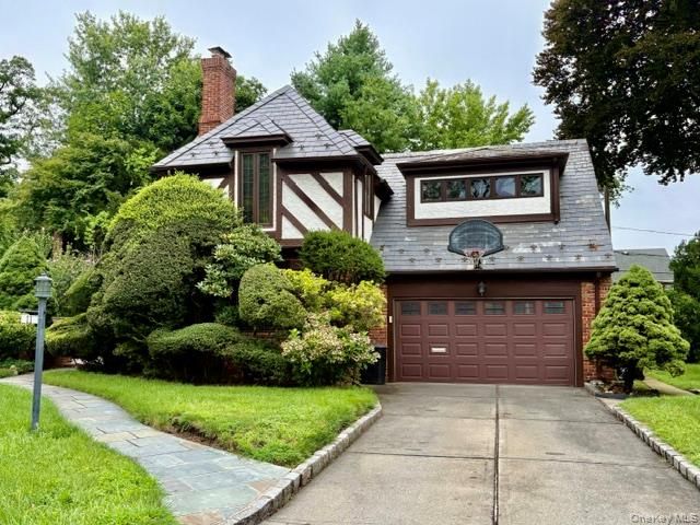 11 Andover Lane, Manhasset, NY 11030