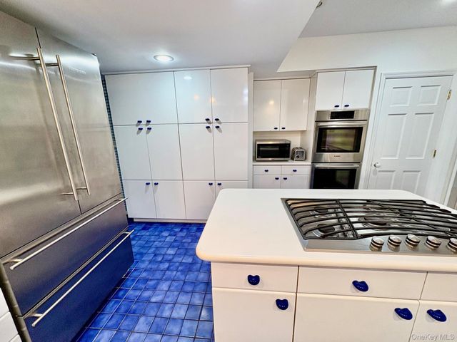 11 Andover Lane, Manhasset, NY 11030