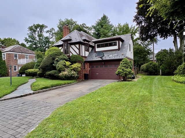 11 Andover Lane, Manhasset, NY 11030