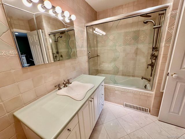 11 Andover Lane, Manhasset, NY 11030