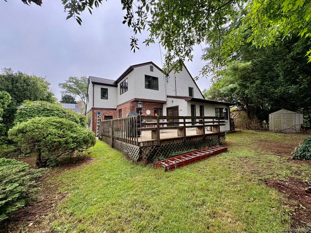 11 Andover Lane, Manhasset, NY 11030