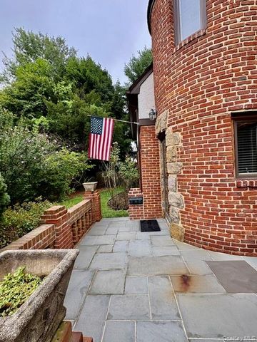 11 Andover Lane, Manhasset, NY 11030