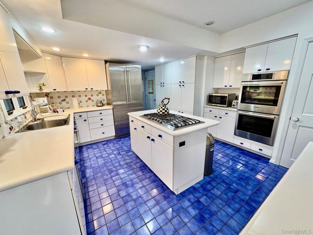 11 Andover Lane, Manhasset, NY 11030