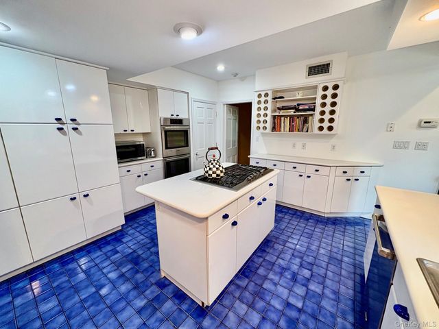 11 Andover Lane, Manhasset, NY 11030
