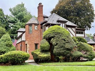11 Andover Lane, Manhasset, NY 11030