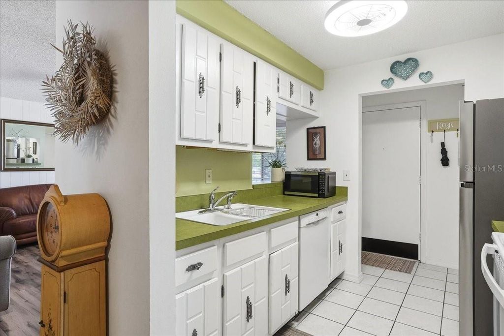 Image 10 of property listing at 22375 EDGEWATER DRIVE 256, Punta Gorda, FL 33980