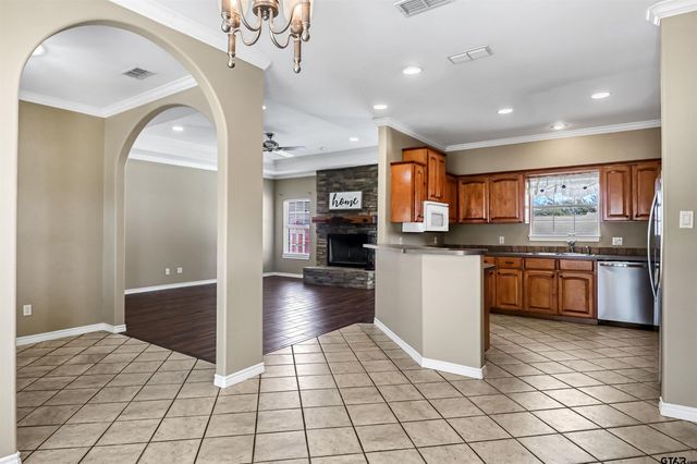 10624 Russell DR, Chandler, TX 75758