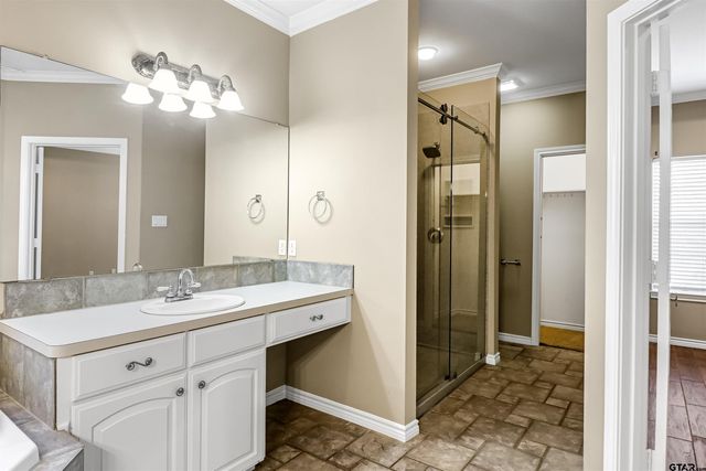 10624 Russell DR, Chandler, TX 75758