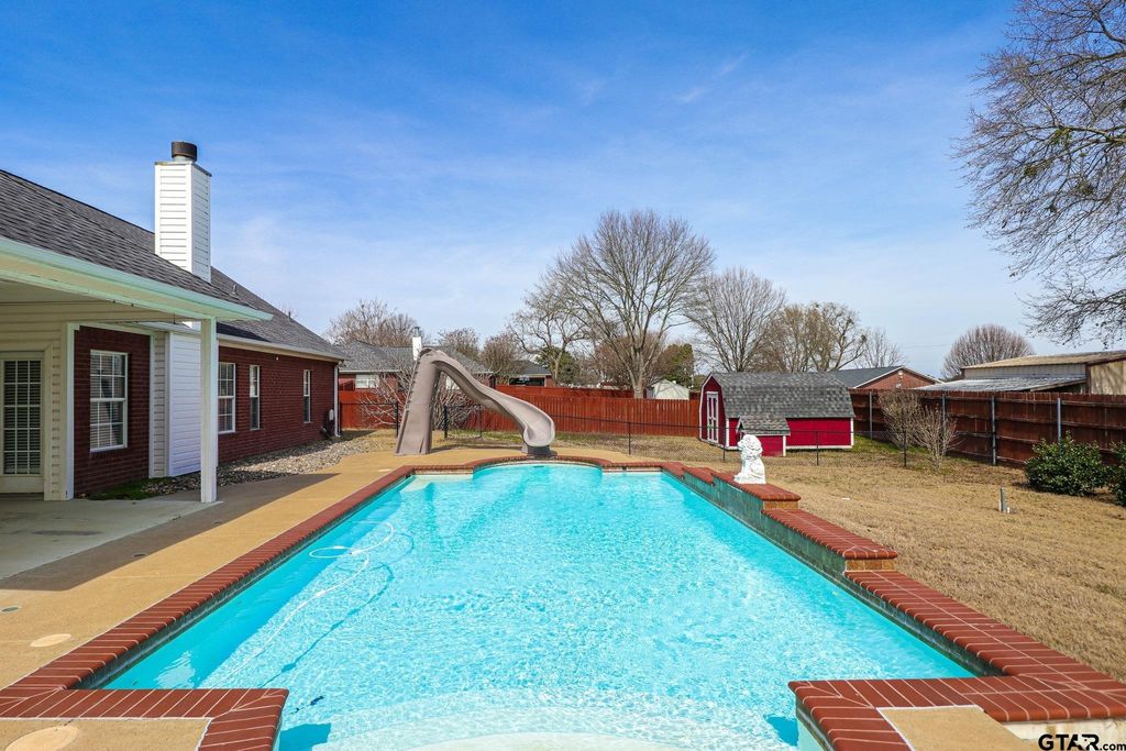 10624 Russell DR, Chandler, TX 75758