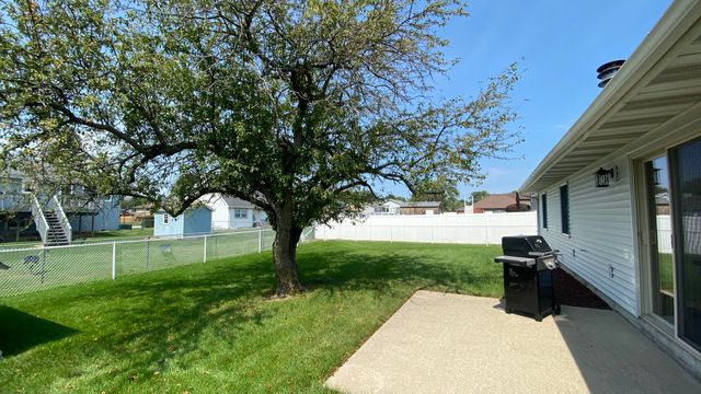 9814 Lincoln Court, Crown Point, IN 46307