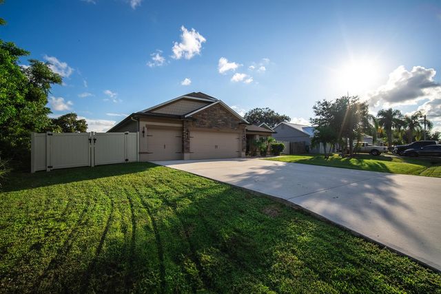 1662 SE North Blackwell Drive, Port St. Lucie, FL 34952