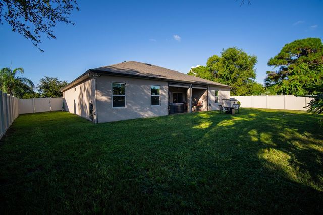1662 SE North Blackwell Drive, Port St. Lucie, FL 34952