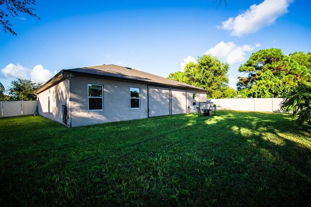 1662 SE North Blackwell Drive, Port St. Lucie, FL 34952