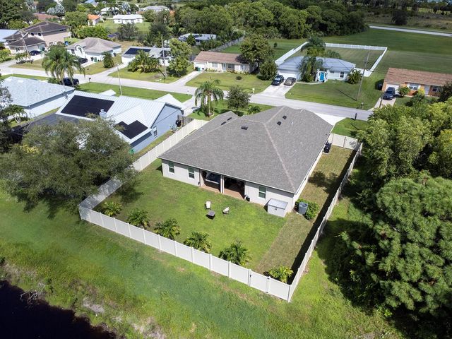 1662 SE North Blackwell Drive, Port St. Lucie, FL 34952