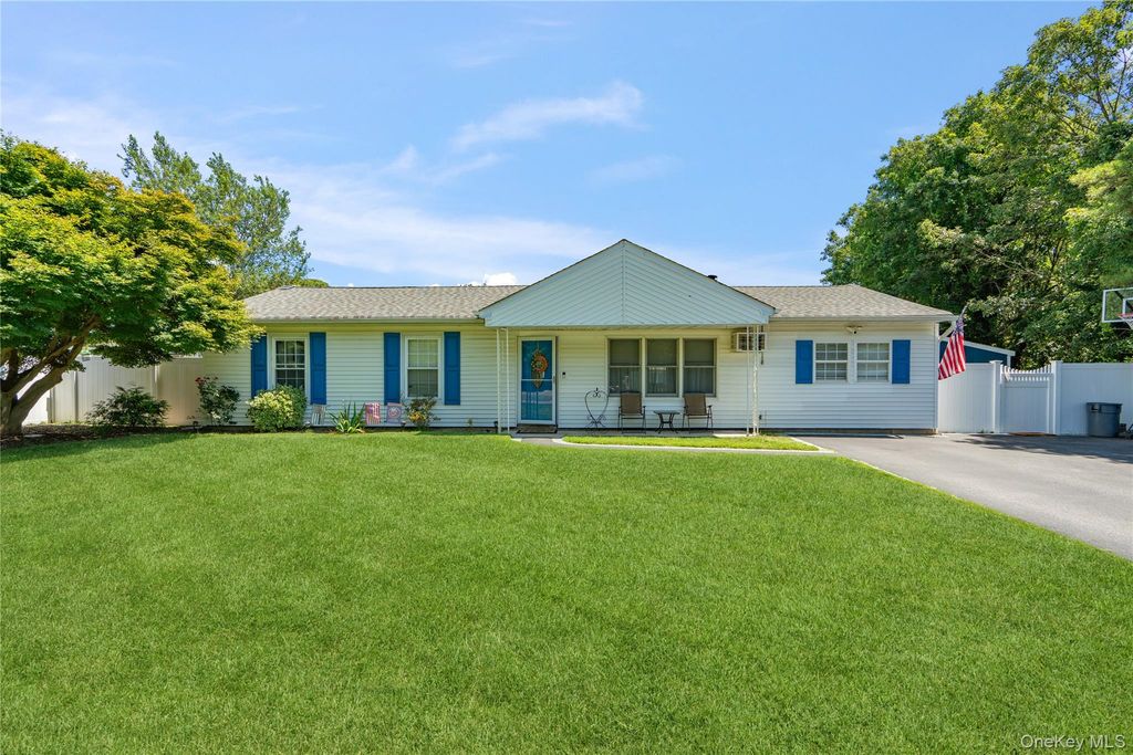 549 Blue Point Road, Farmingville, NY 11738