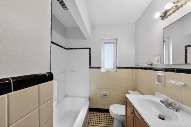 1291 W Galbraith Road, North College Hill, OH 45231