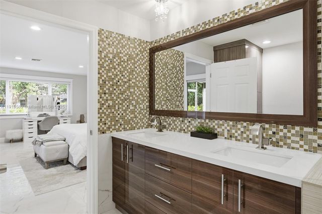 5601 SW 195th Ter, Southwest Ranches, FL 33332