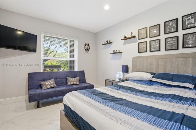 5601 SW 195th Ter, Southwest Ranches, FL 33332