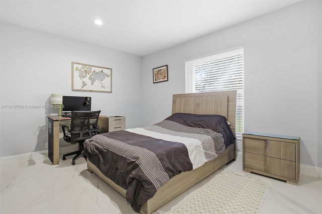 5601 SW 195th Ter, Southwest Ranches, FL 33332