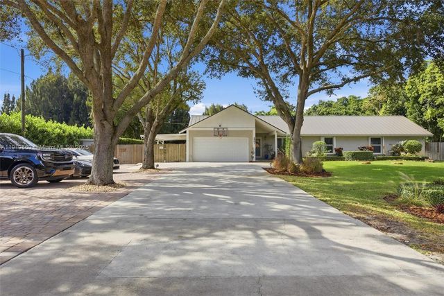 5601 SW 195th Ter, Southwest Ranches, FL 33332