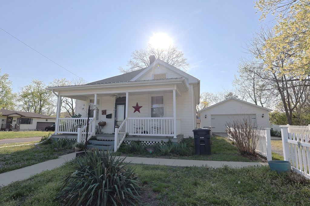 Image 1 of property listing at 501 N Shelby Avenue, Salem, IL 62881