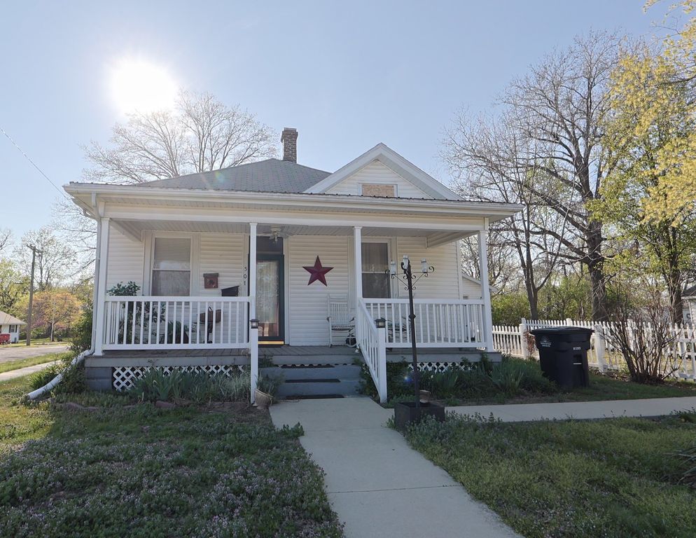 Image 2 of property listing at 501 N Shelby Avenue, Salem, IL 62881