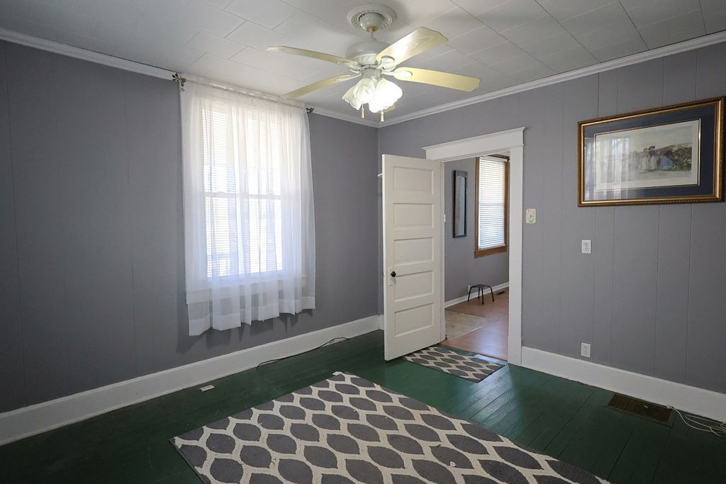 Image 13 of property listing at 501 N Shelby Avenue, Salem, IL 62881