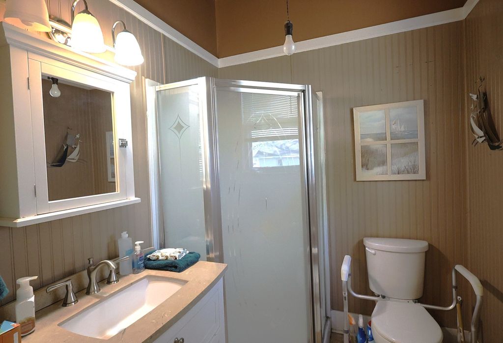 Image 14 of property listing at 501 N Shelby Avenue, Salem, IL 62881