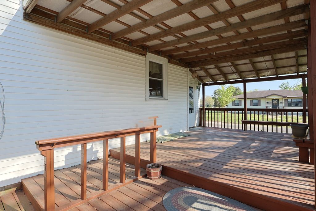 Image 17 of property listing at 501 N Shelby Avenue, Salem, IL 62881