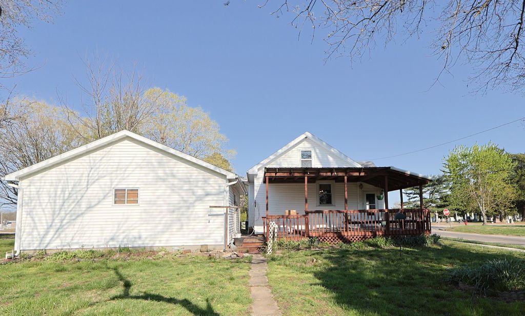 Image 18 of property listing at 501 N Shelby Avenue, Salem, IL 62881