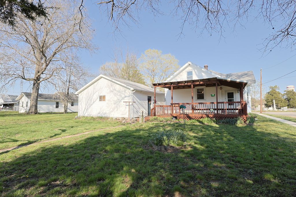 Image 19 of property listing at 501 N Shelby Avenue, Salem, IL 62881