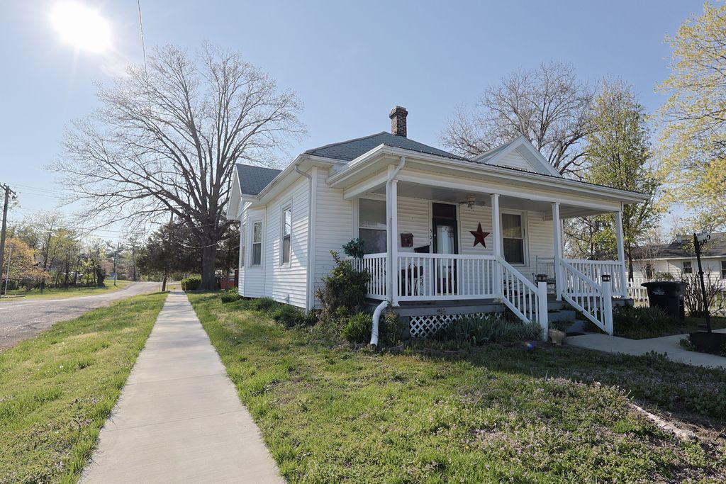 Image 3 of property listing at 501 N Shelby Avenue, Salem, IL 62881