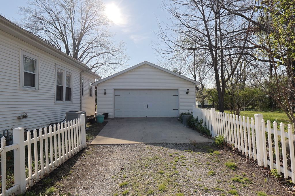 Image 5 of property listing at 501 N Shelby Avenue, Salem, IL 62881