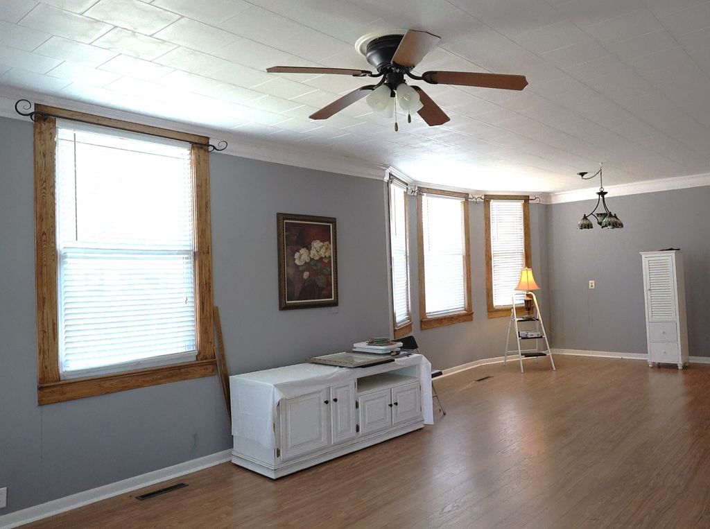 Image 6 of property listing at 501 N Shelby Avenue, Salem, IL 62881