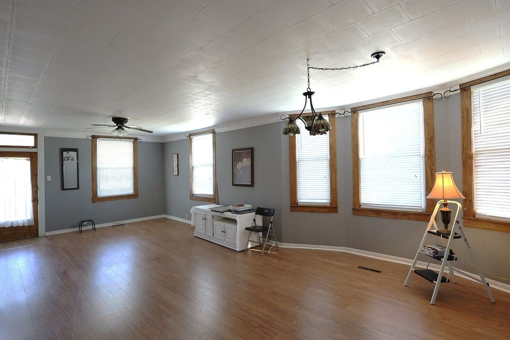 Image 7 of property listing at 501 N Shelby Avenue, Salem, IL 62881