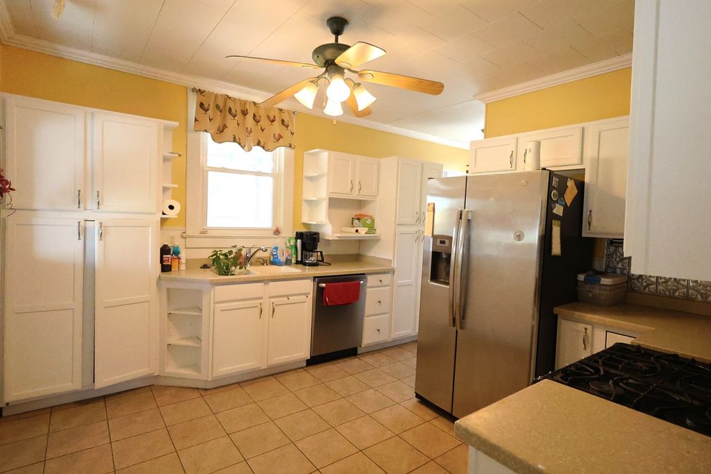 Image 8 of property listing at 501 N Shelby Avenue, Salem, IL 62881