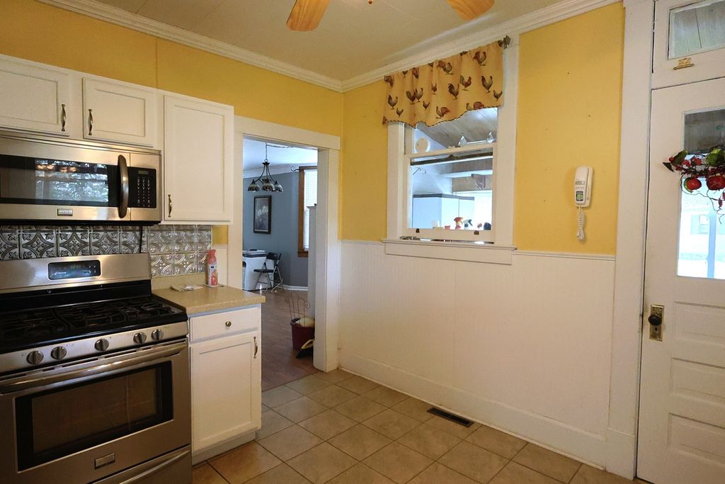 Image 10 of property listing at 501 N Shelby Avenue, Salem, IL 62881