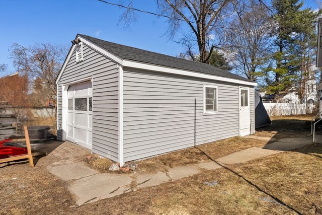 2 Maple St, Shirley, MA 01464
