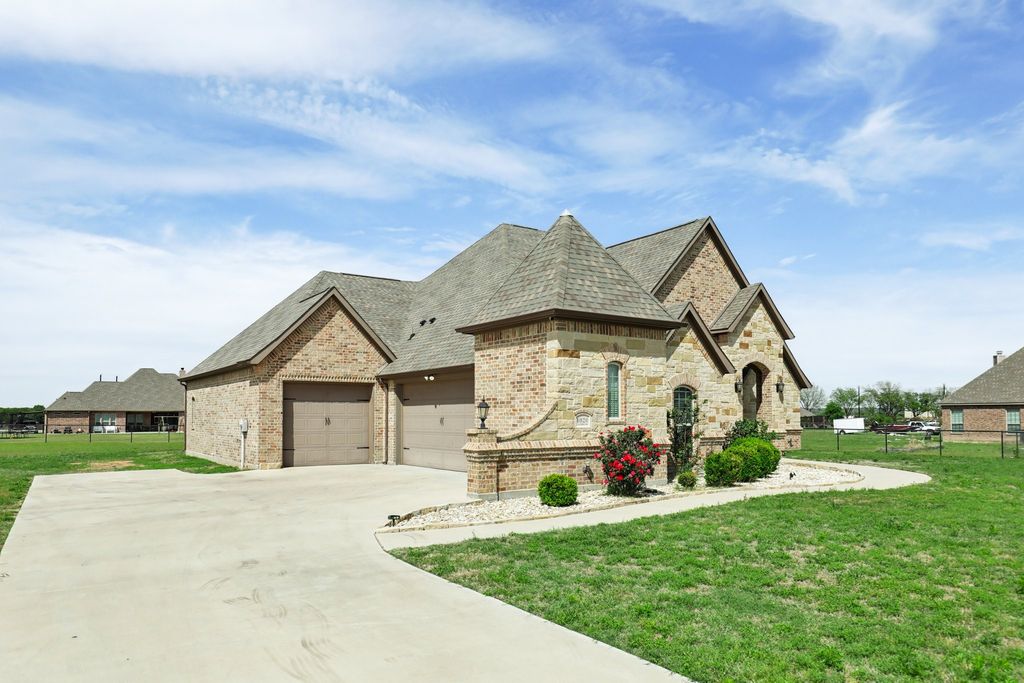 1020 Jesse James Lane, Springtown, TX 76082