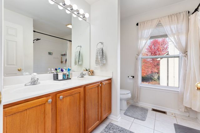 9 Lake Plumleigh Court, Algonquin, IL 60102