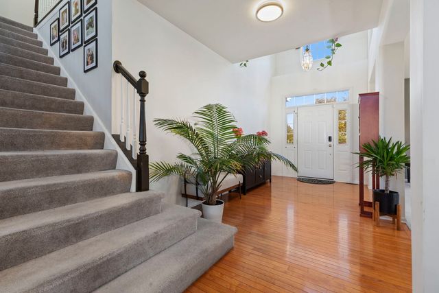 9 Lake Plumleigh Court, Algonquin, IL 60102