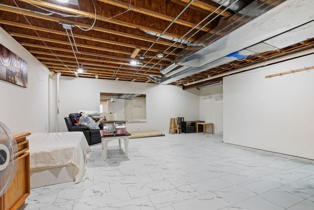 9 Lake Plumleigh Court, Algonquin, IL 60102