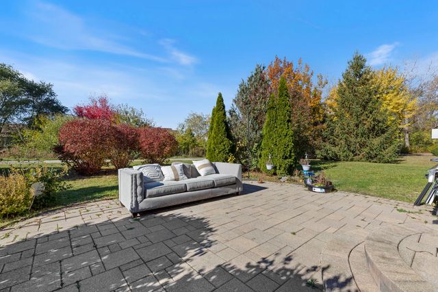 9 Lake Plumleigh Court, Algonquin, IL 60102