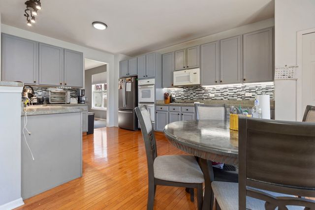 9 Lake Plumleigh Court, Algonquin, IL 60102