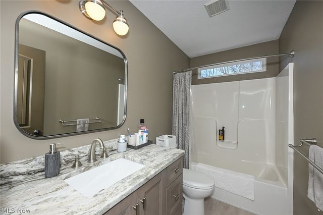 980 Queens Gate Way, Wadsworth, OH 44281