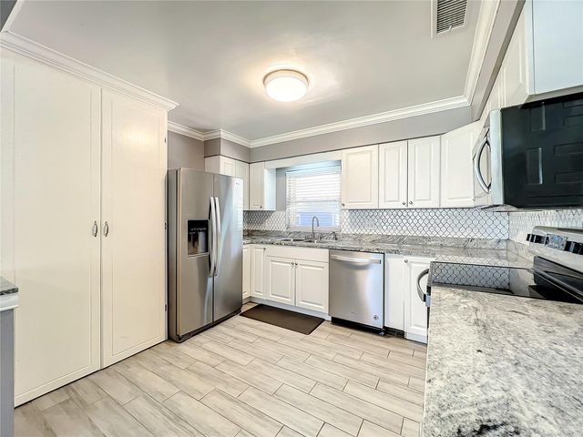 1006 E 11TH AVENUE, Mount Dora, FL 32757
