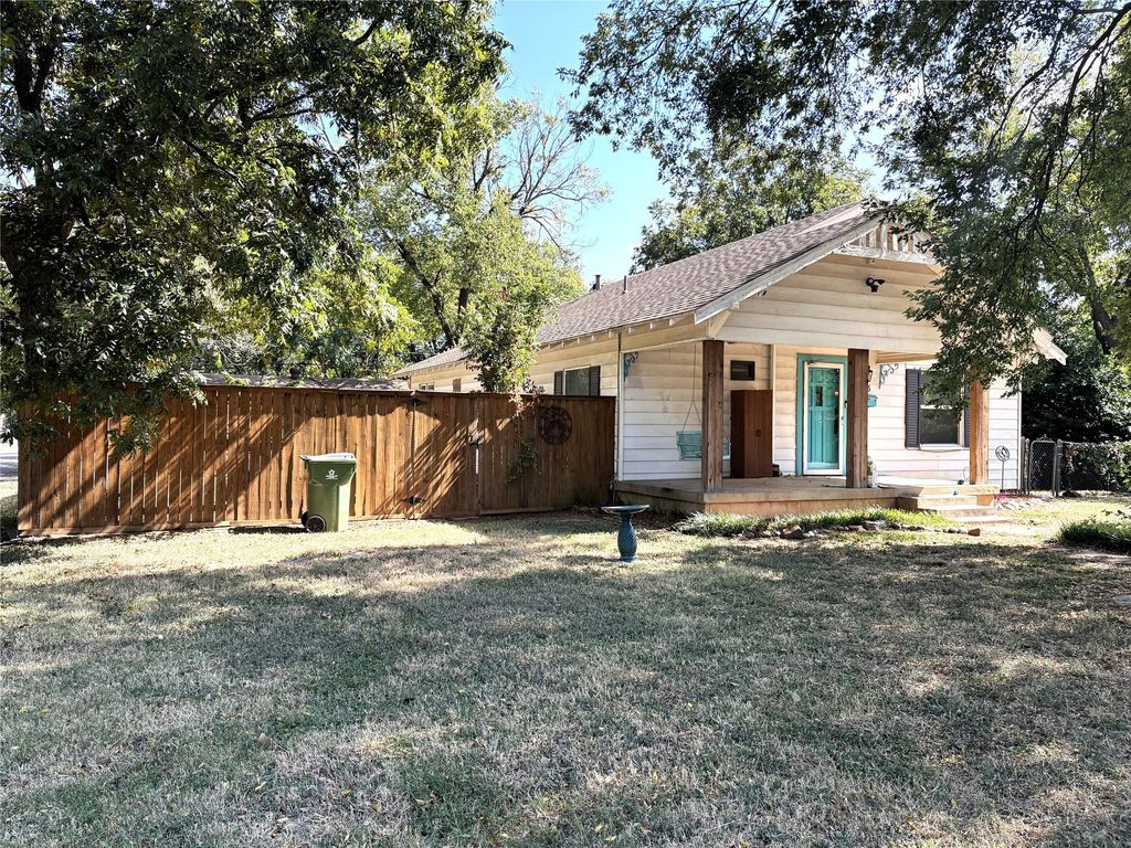 723 Woodrow Street, Arlington, TX 76012